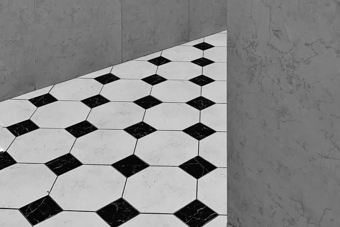 Sol carrelé de cuisine en noir et blanc