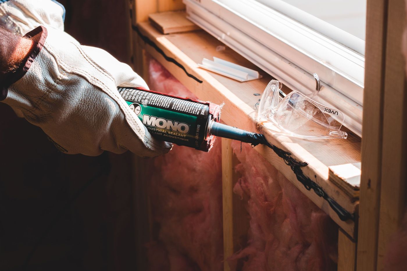 Application de mastic sur un joint de fenêtre