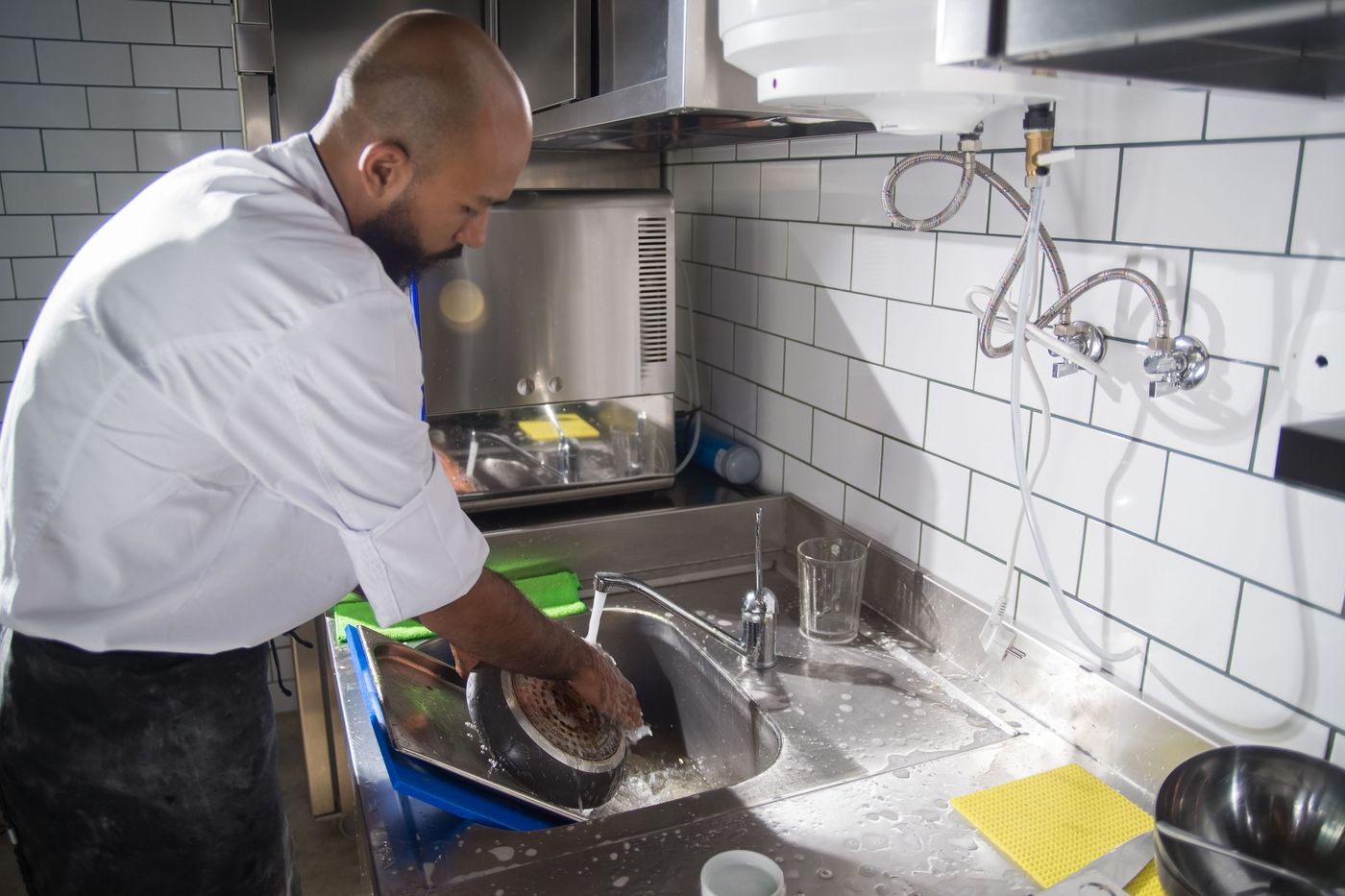 Plonge d'une cuisine professionnelle en inox