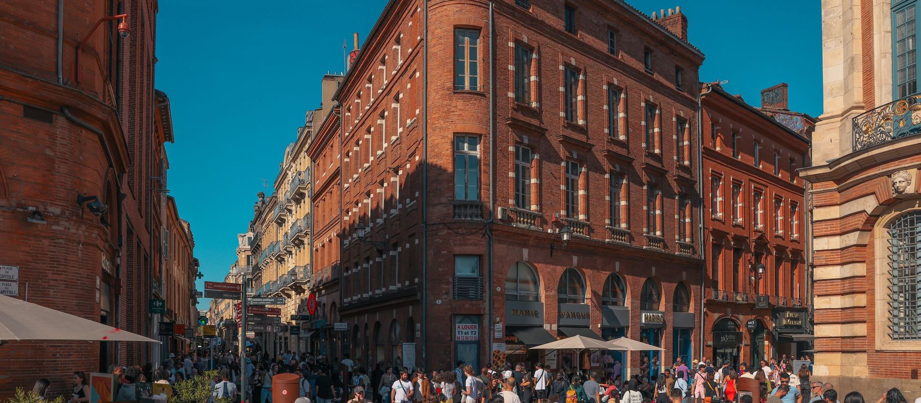 Rue du centre historique de Toulouse avec ses immeubles en brique